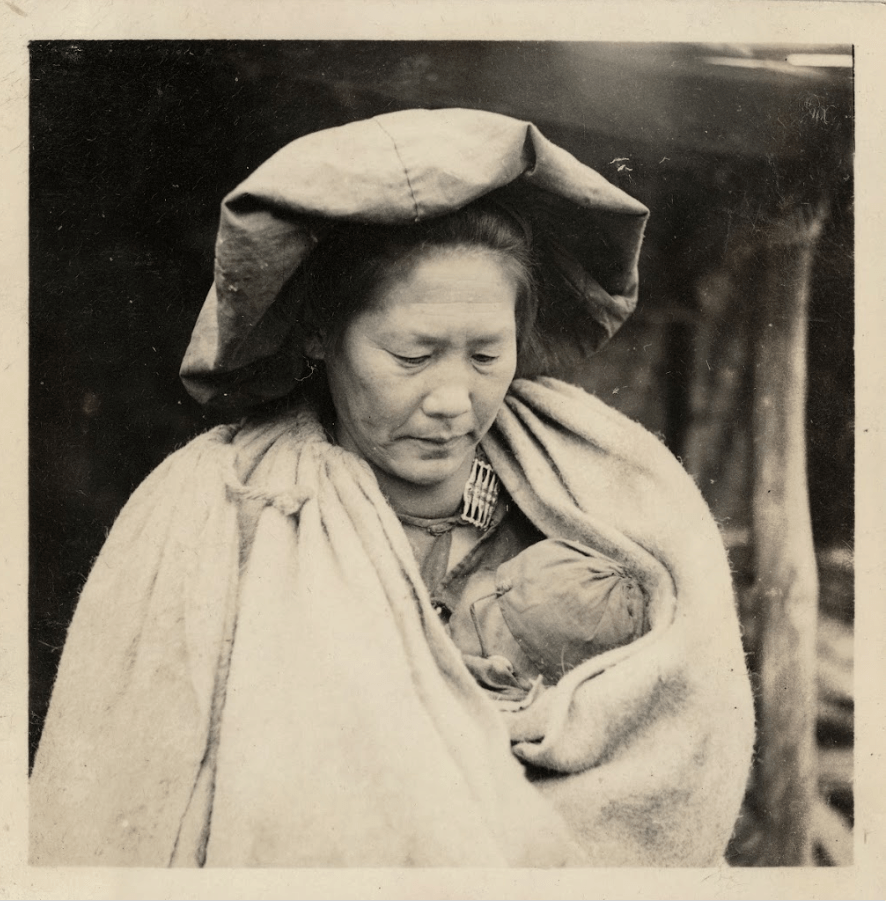 Donna con bambino di etnia Yi