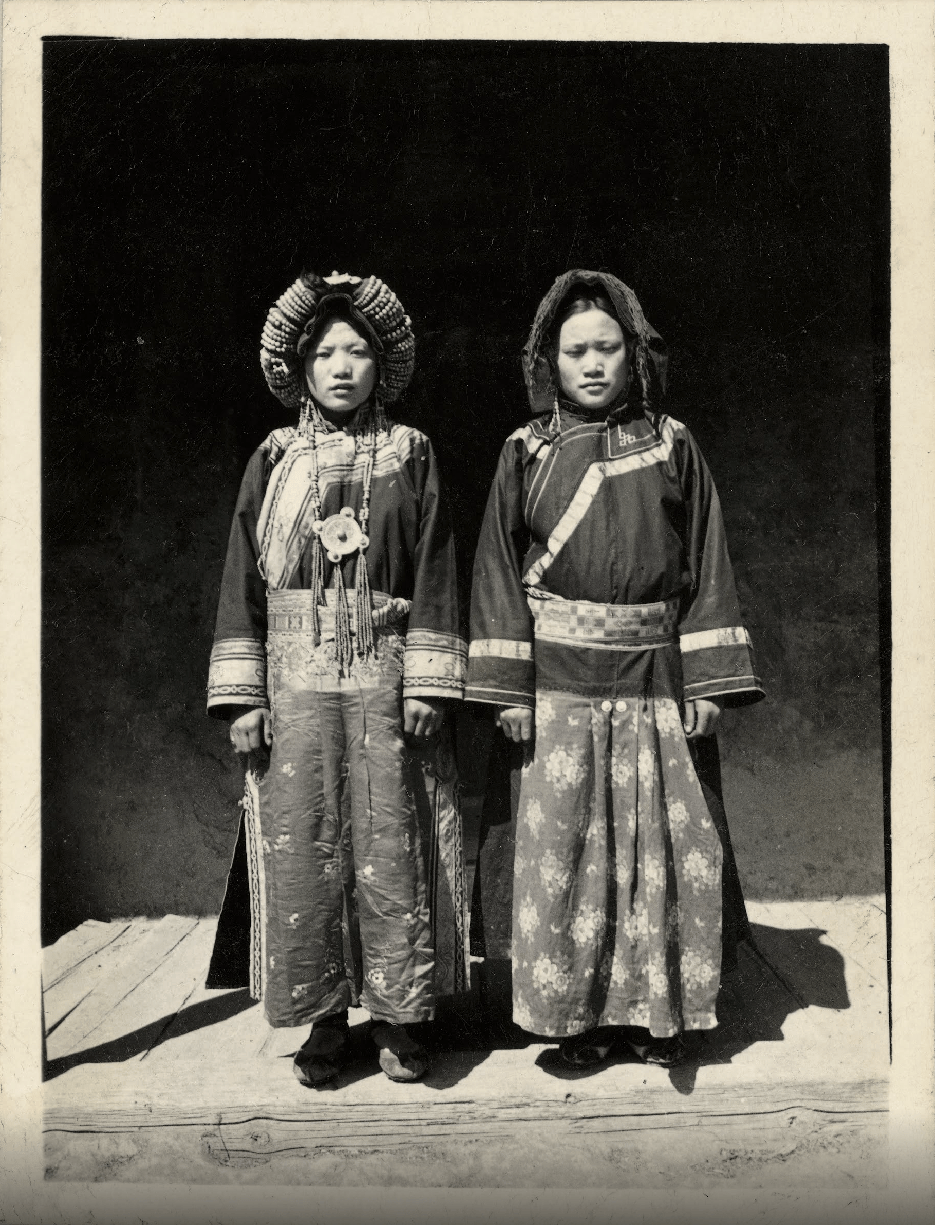 Donne adornate del villaggio di Shigutun