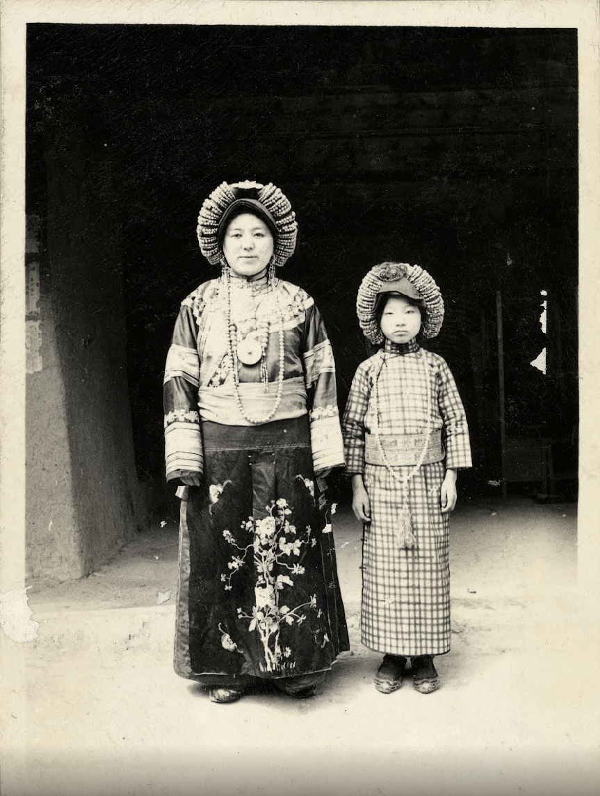 Madre e figlia nel villaggio di Baqinao