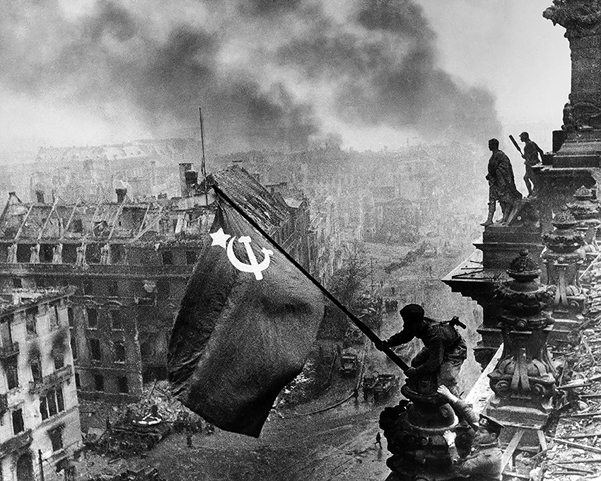 5a.Evgenij Chaldej Soldati dell'Armata Rossa issano la bandiera sovietica sul Reichstag a Berlino 1945